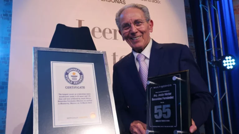 arquitecto-benavides-entra-a-los-libros-de-records-guiness-al-ser-el-conductor-de-noticias-con-mas-tiempo-la-aire