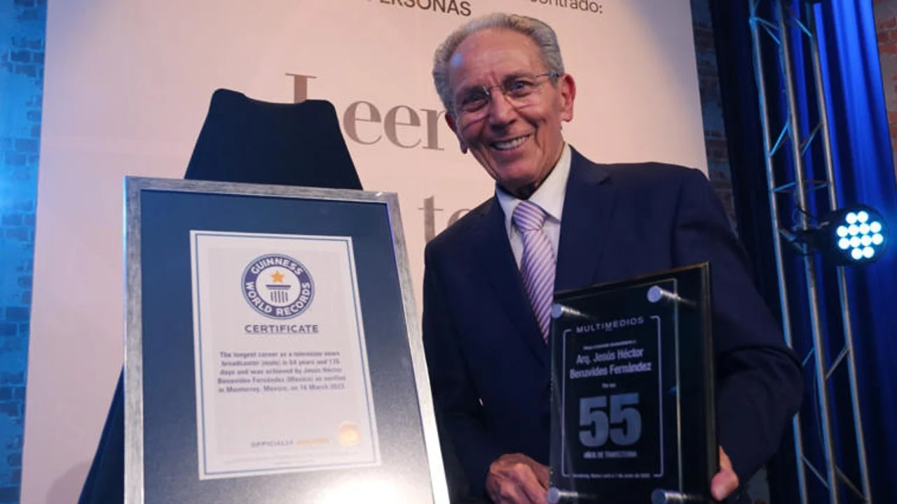 arquitecto-benavides-entra-a-los-libros-de-records-guiness-al-ser-el-conductor-de-noticias-con-mas-tiempo-la-aire