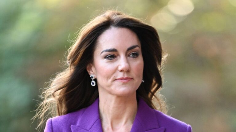 kate-middleton-traje-morado-65af68ae4850f